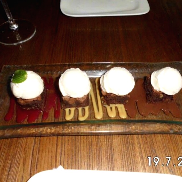 Brownie con helado