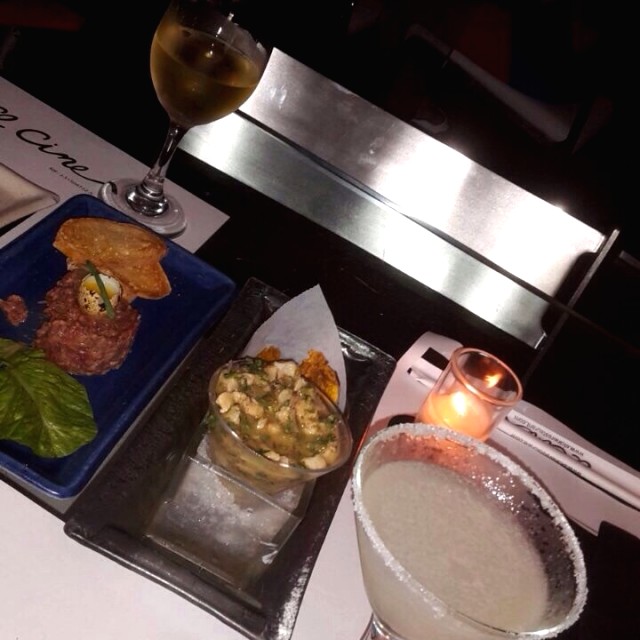 Tartar de Lomito & Ceviche El cine acompañado de una margarita y vinito blanco