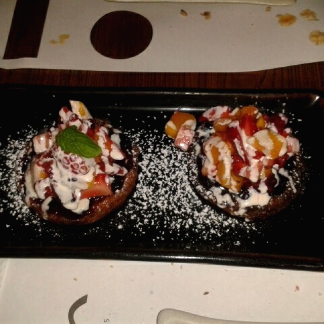 Mini tostadas francesas con frutos del bosque