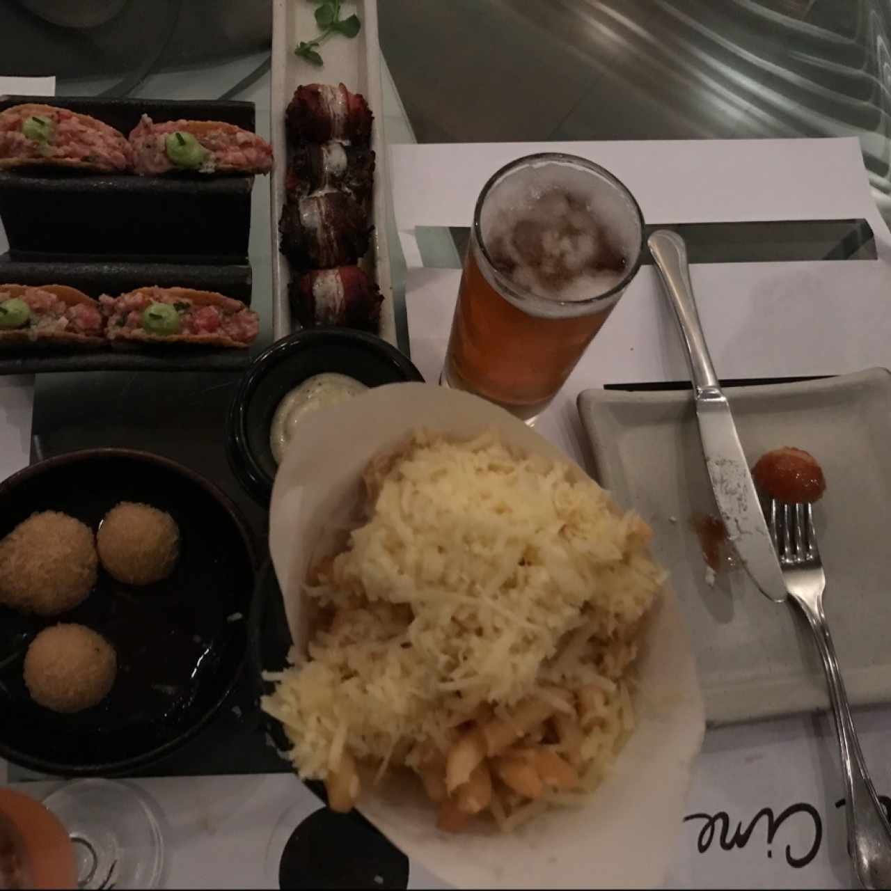 papas trufadas, bolitas de queso de cabra, datiles y unos tacos de atun