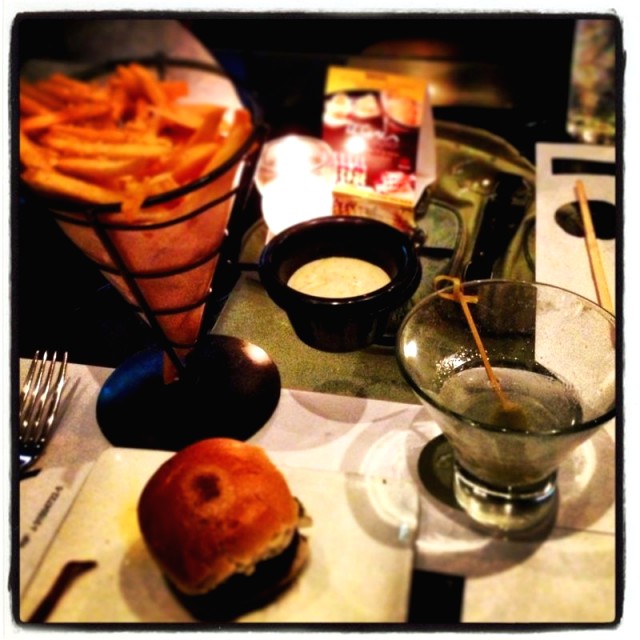Hamburguesa y papitas fritas