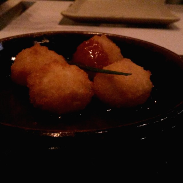Queso de cabra, salsa de jengibre y guayaba
