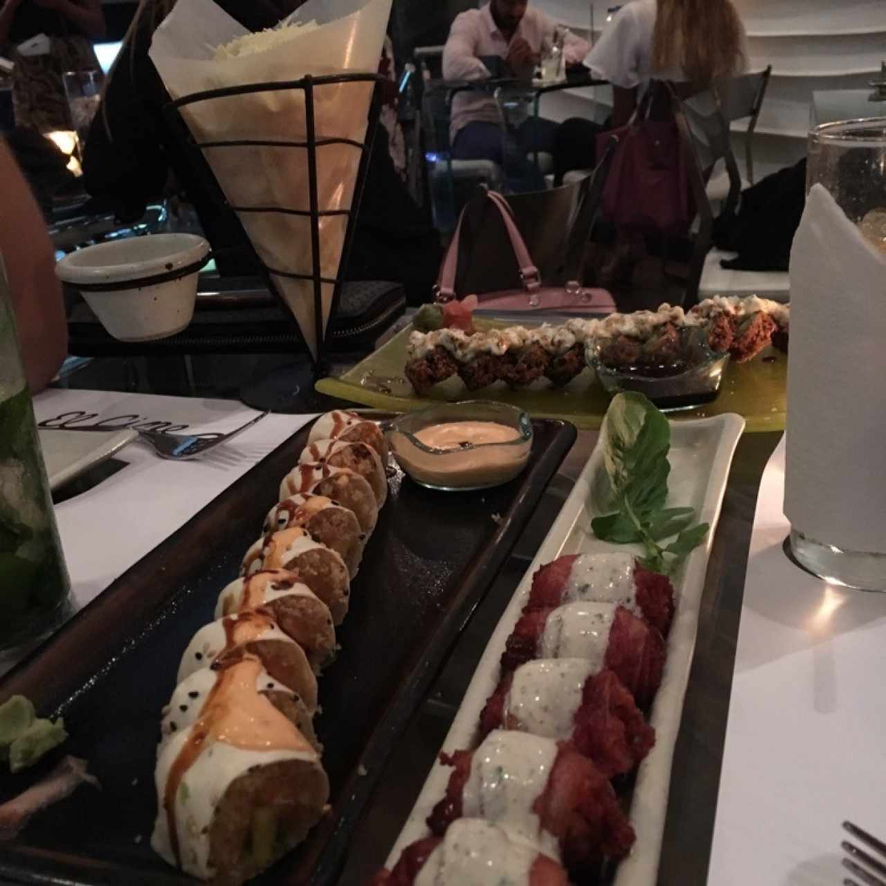 ferrino roll 3/5 + datiles 5/5 + crunchy roll 5/5 + papas trufadas 5/5