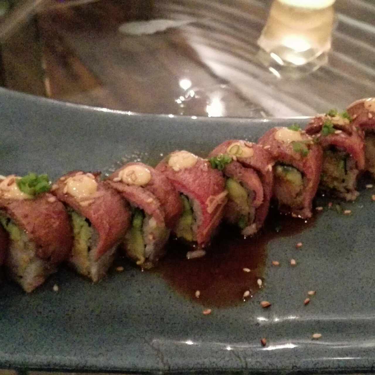 Roll de solomo con langostinos 