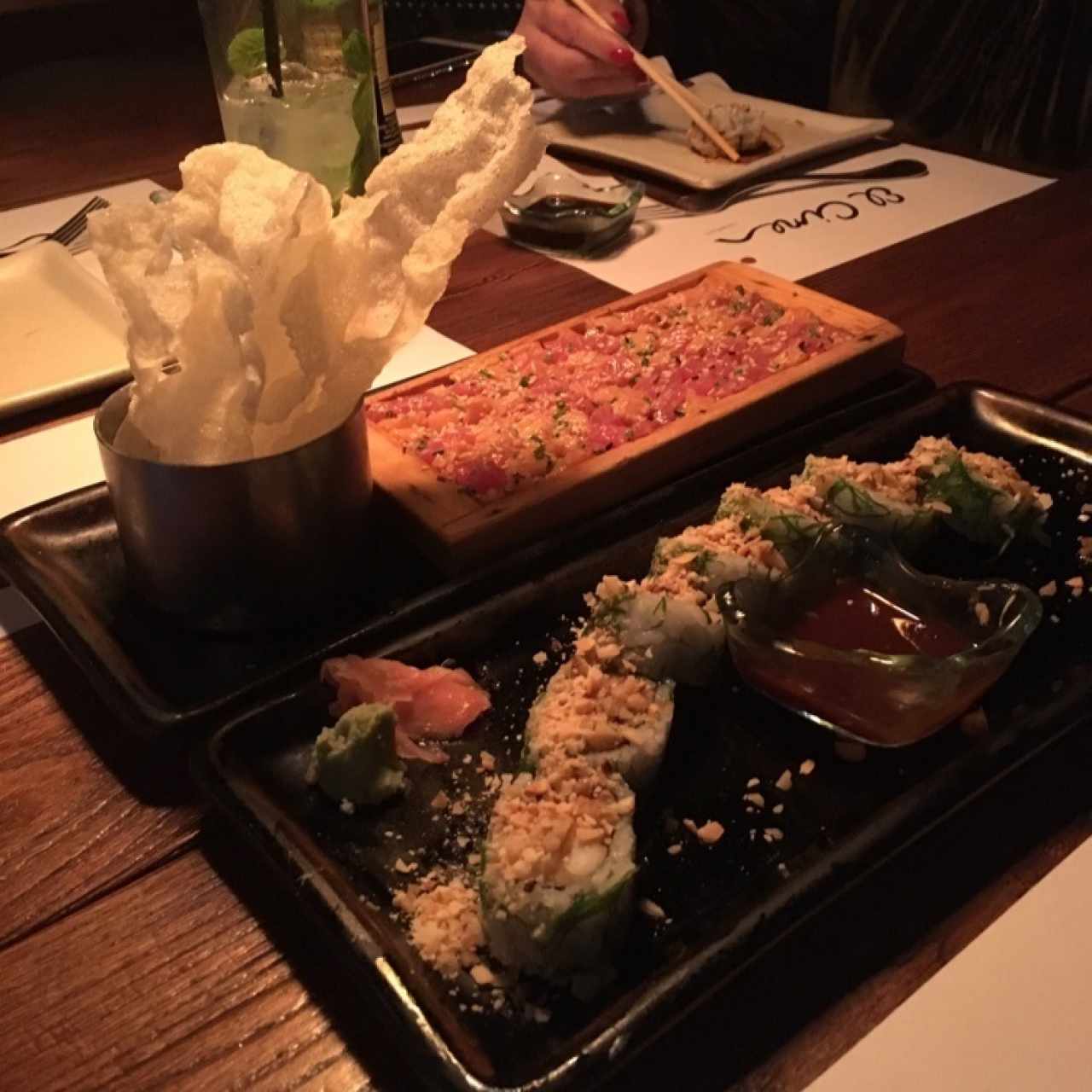 roll el mago y tartar de atun y salmon