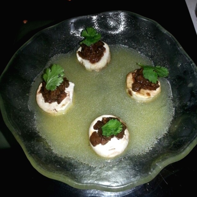 Carpaccio de hongos con berenjena caramelizada