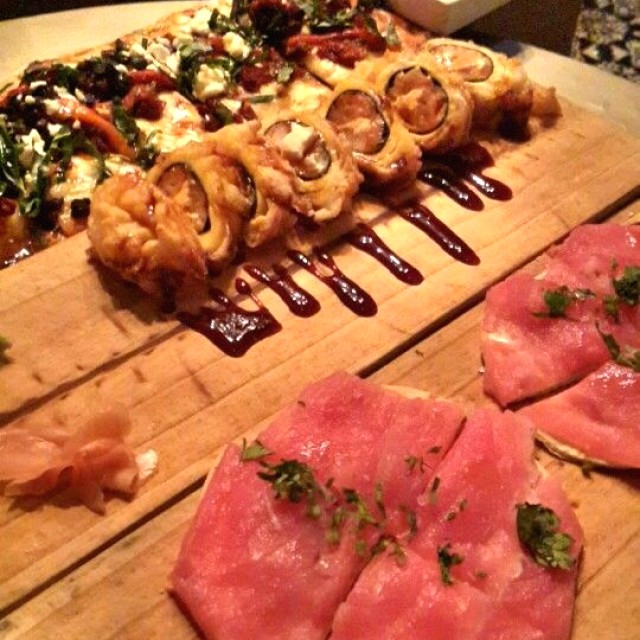 PIZZETA DE QUESO DE CABRA Y TOMATES SECOS, MACU ROLL Y PIZZA DE ATÚN SOBRE AIOLI DE PONZU, CEBOLLA MORADA Y CILANTRO, TERMINADA CON ACEITE DE TRUFA