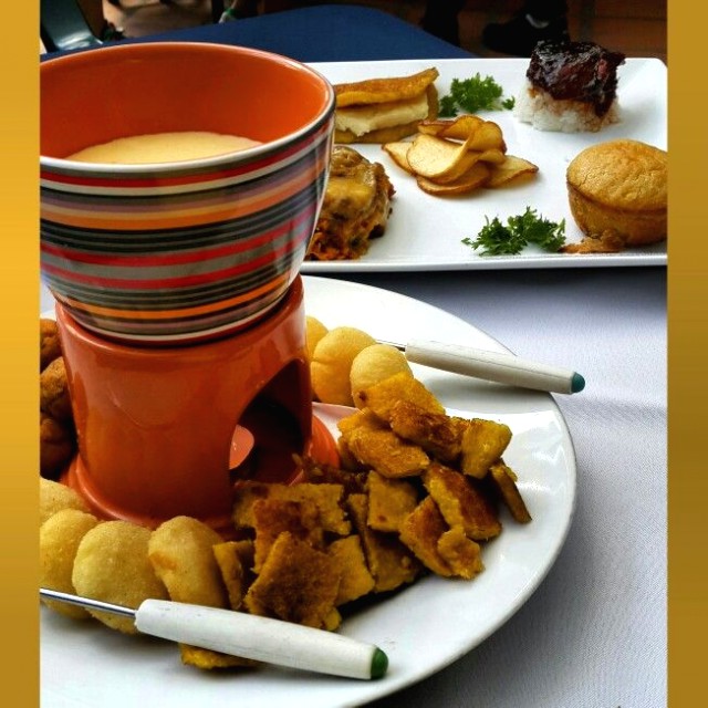 Fondue Criollo con Arepitas y Cachapas. ATRAS Degustación Mantuana