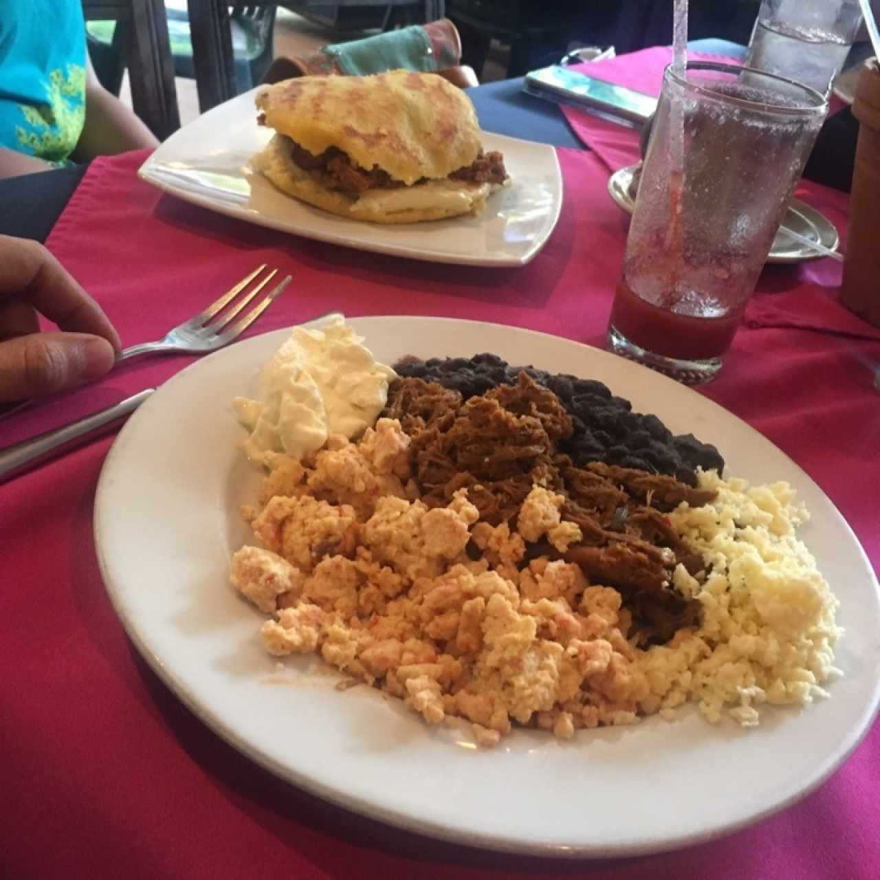 al fondo arepa trio, desayuno criollo 