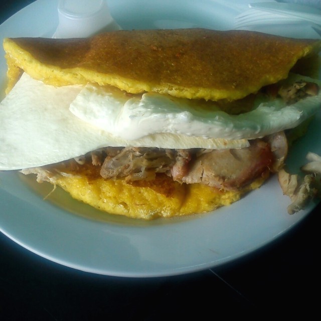 Mediana con pernil y queso