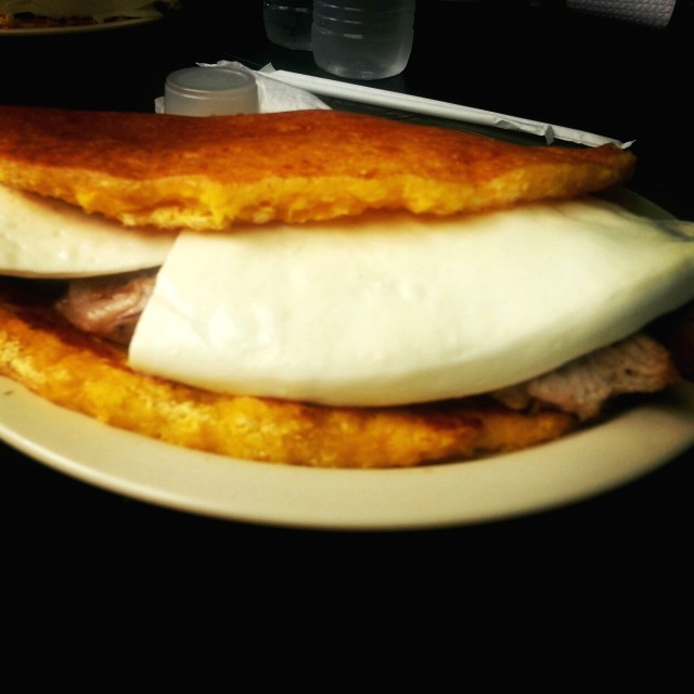 Cachapa de pernil y queso