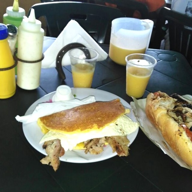 Chachapa mixta y sandwich de pernil