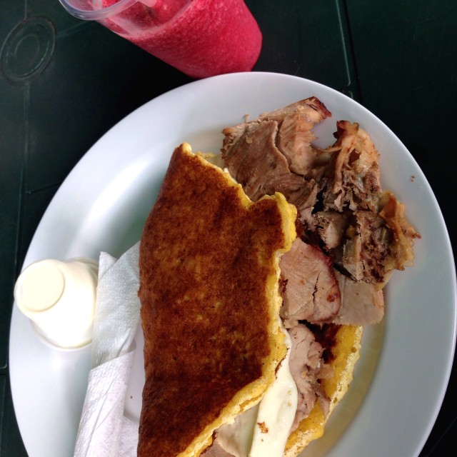 Cachapa con pernil y jugo de mora