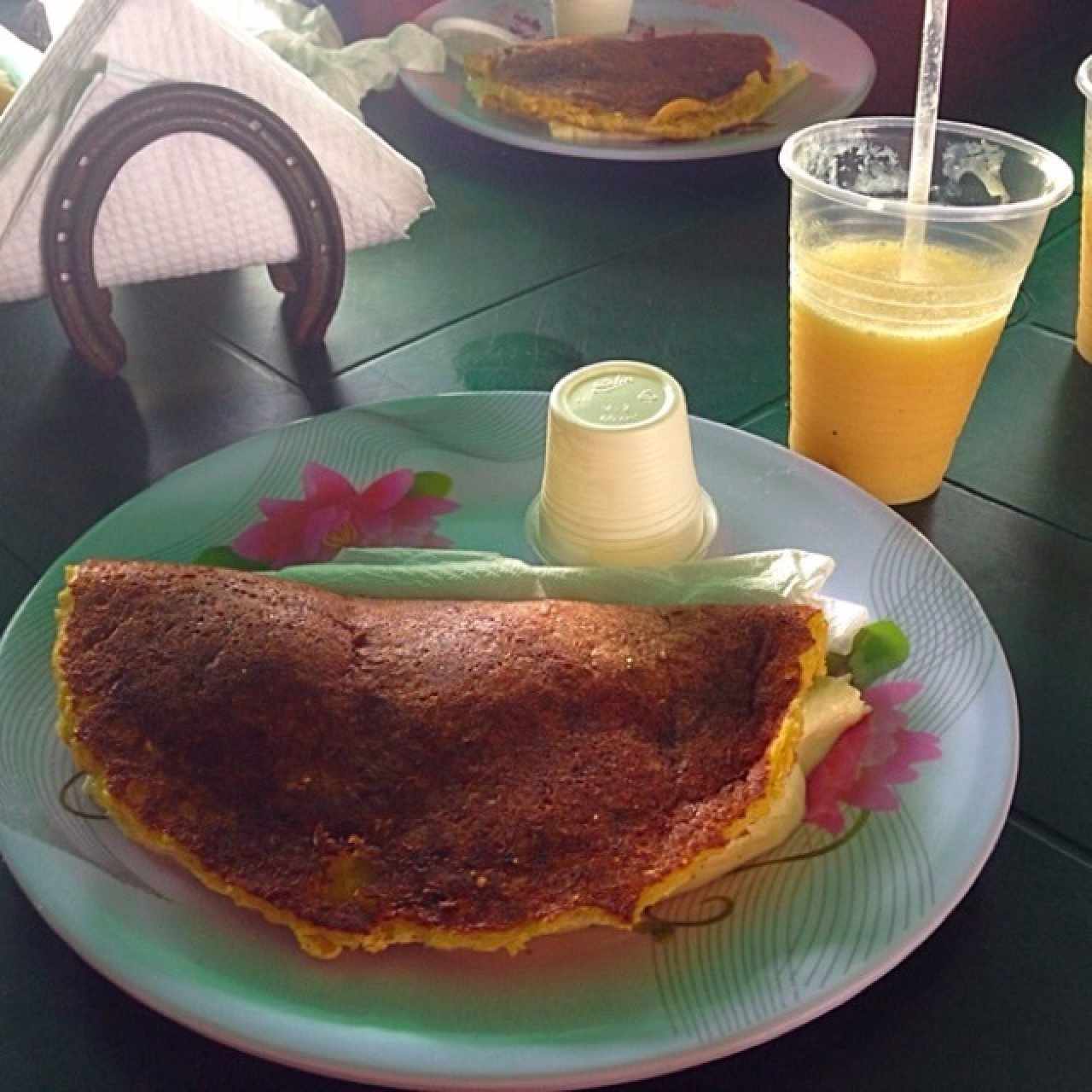 Cachapa con Queso y Jugo de Guapa ( guanábana con parchita)