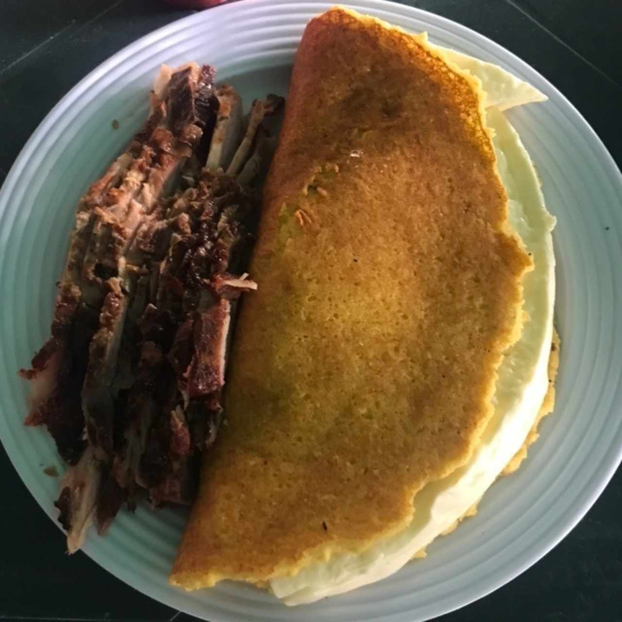 Cachapa con queso y pernil aparte