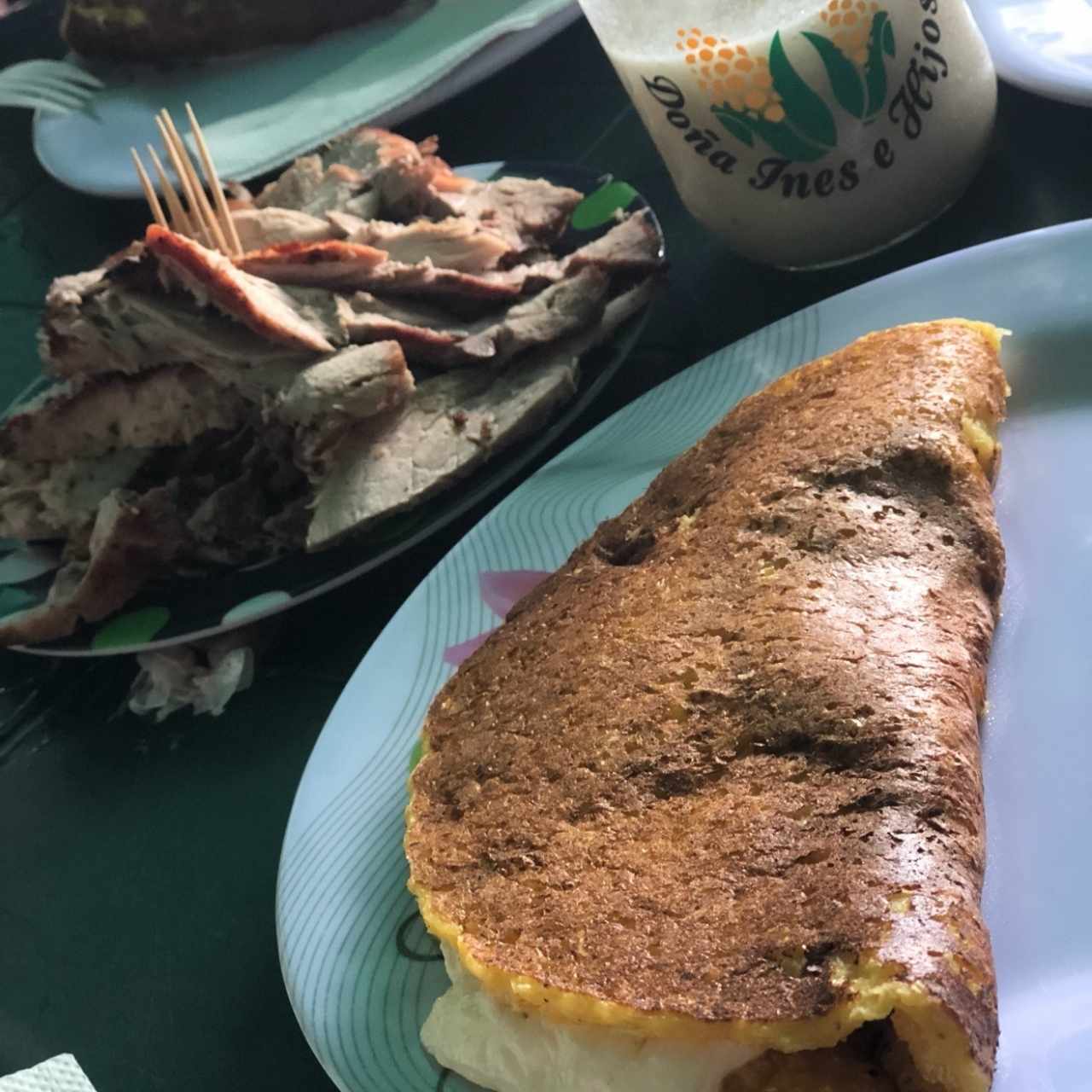 Cachapa de queso, pernil y jugo de guanabana