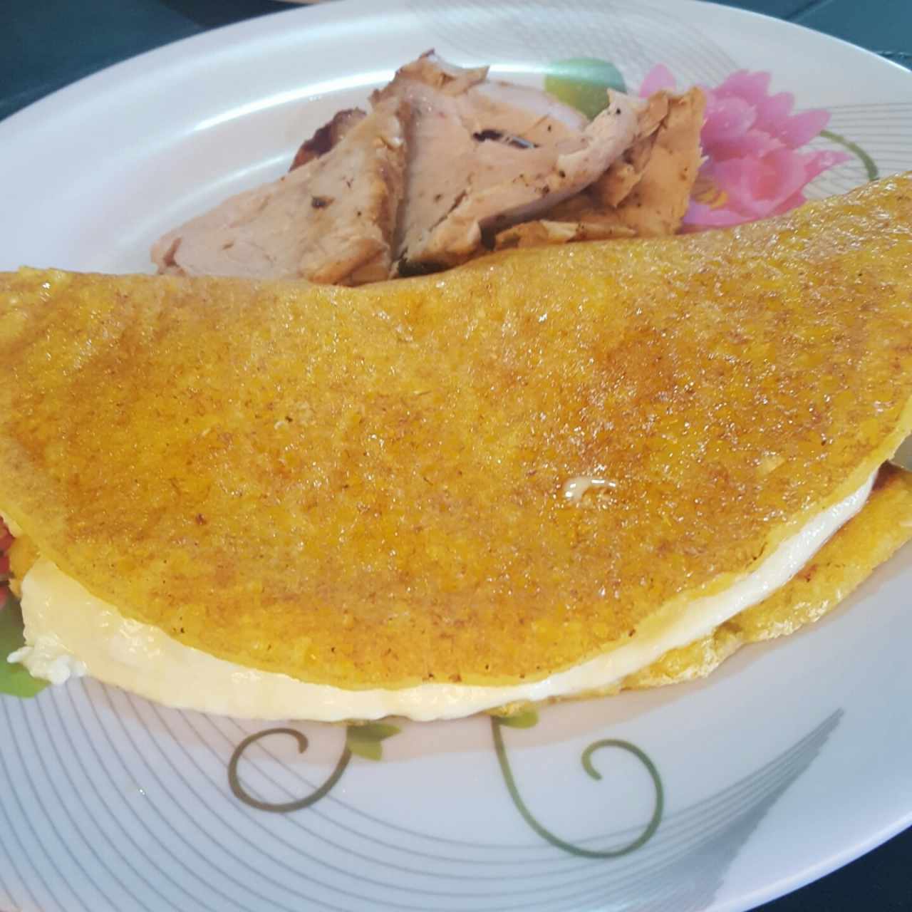 cachapa mediana con pernil asado 