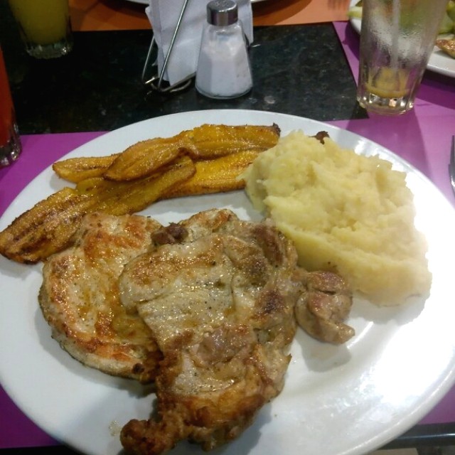 Pollo a la Plancha, Puré de Papas y Tajadas de Platano