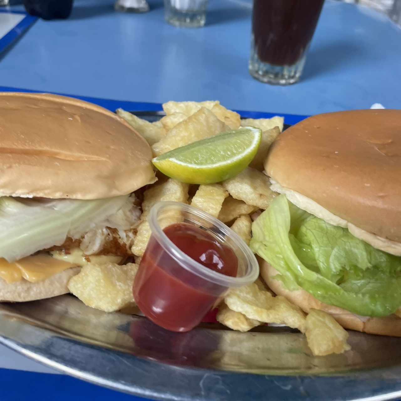 Hamburguesas esepciles con papas en combo