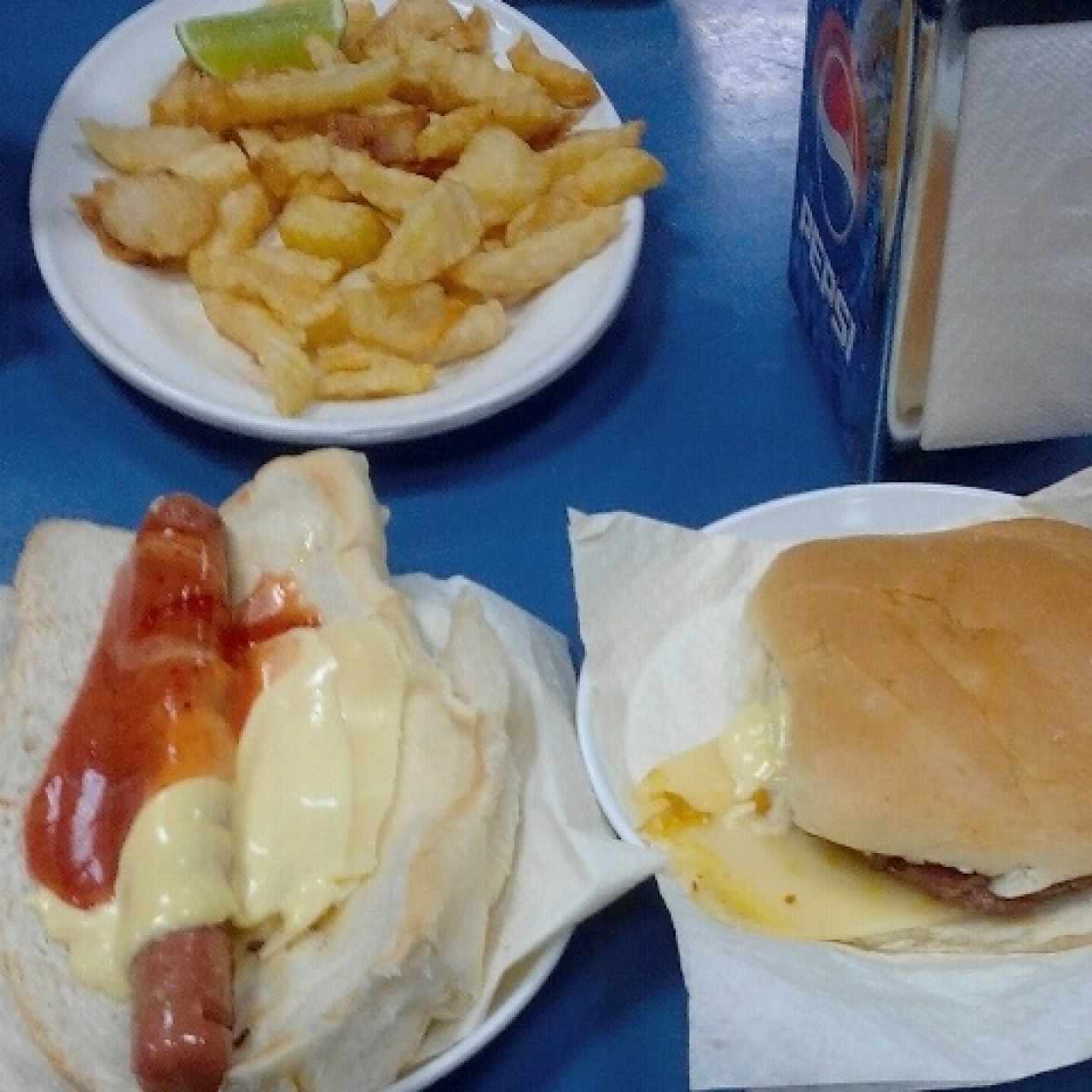 perrito y hamburguesa con queso y ración de papas