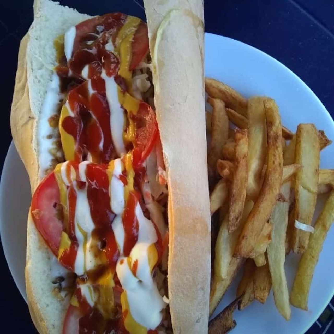 Perro con papas fritas, muy bueno..!