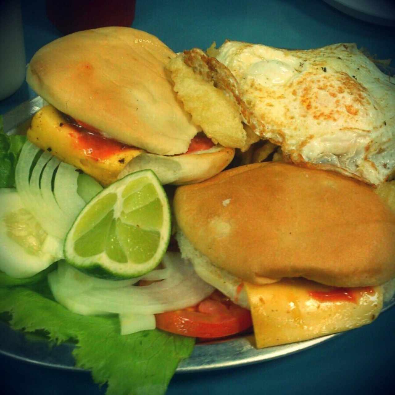 plato principal de hamburguesas con queso y patitas fritas con limon