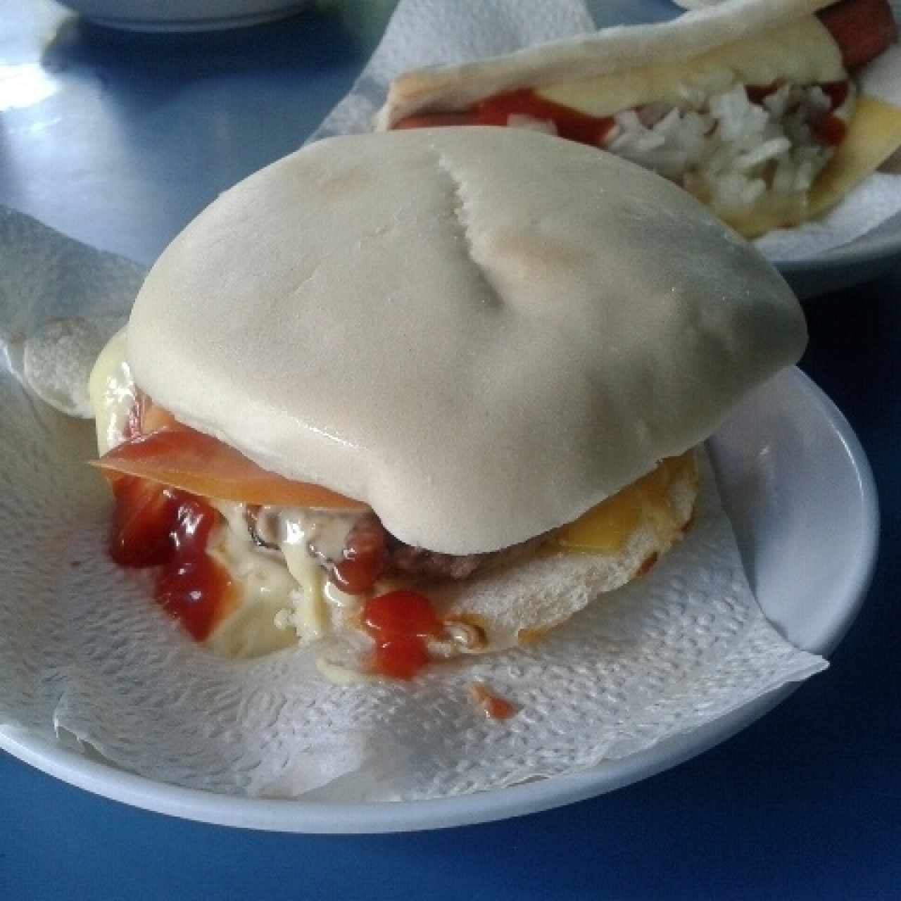 Hamburguesa con queso y vegetales