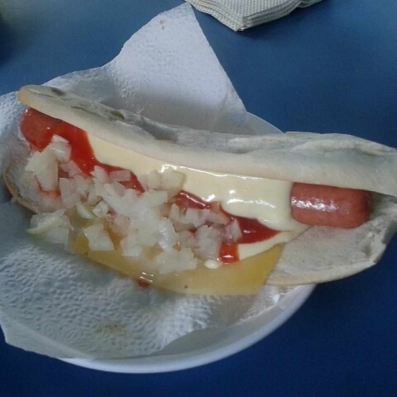 Perro caliente con queso y cebolla