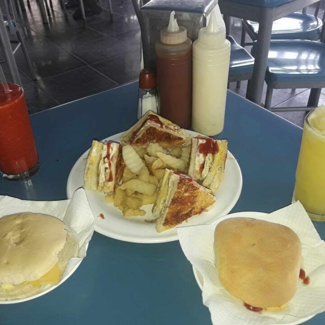 club house, batidos, hamburguesas con queso