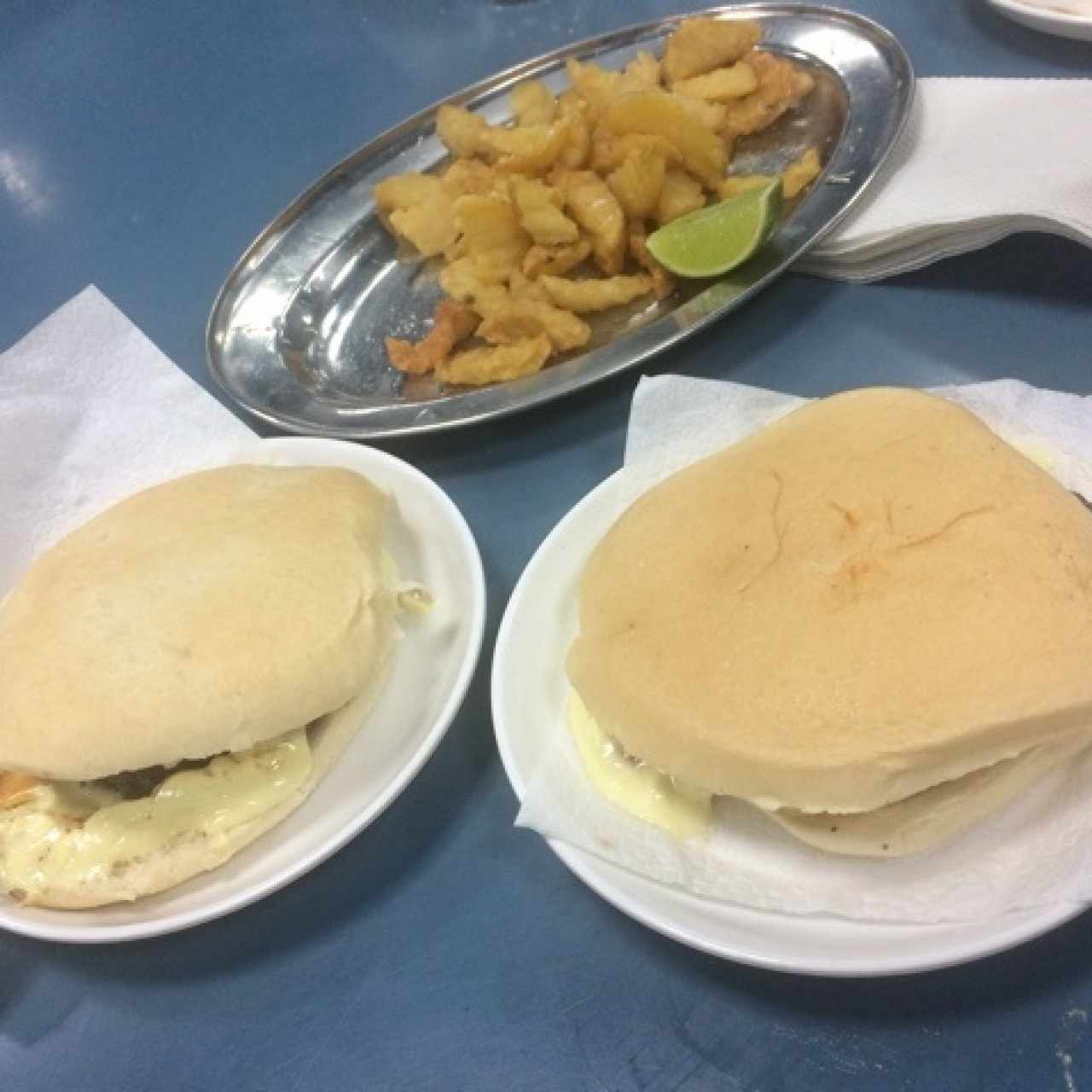 hamburguesas con queso y racion de papas