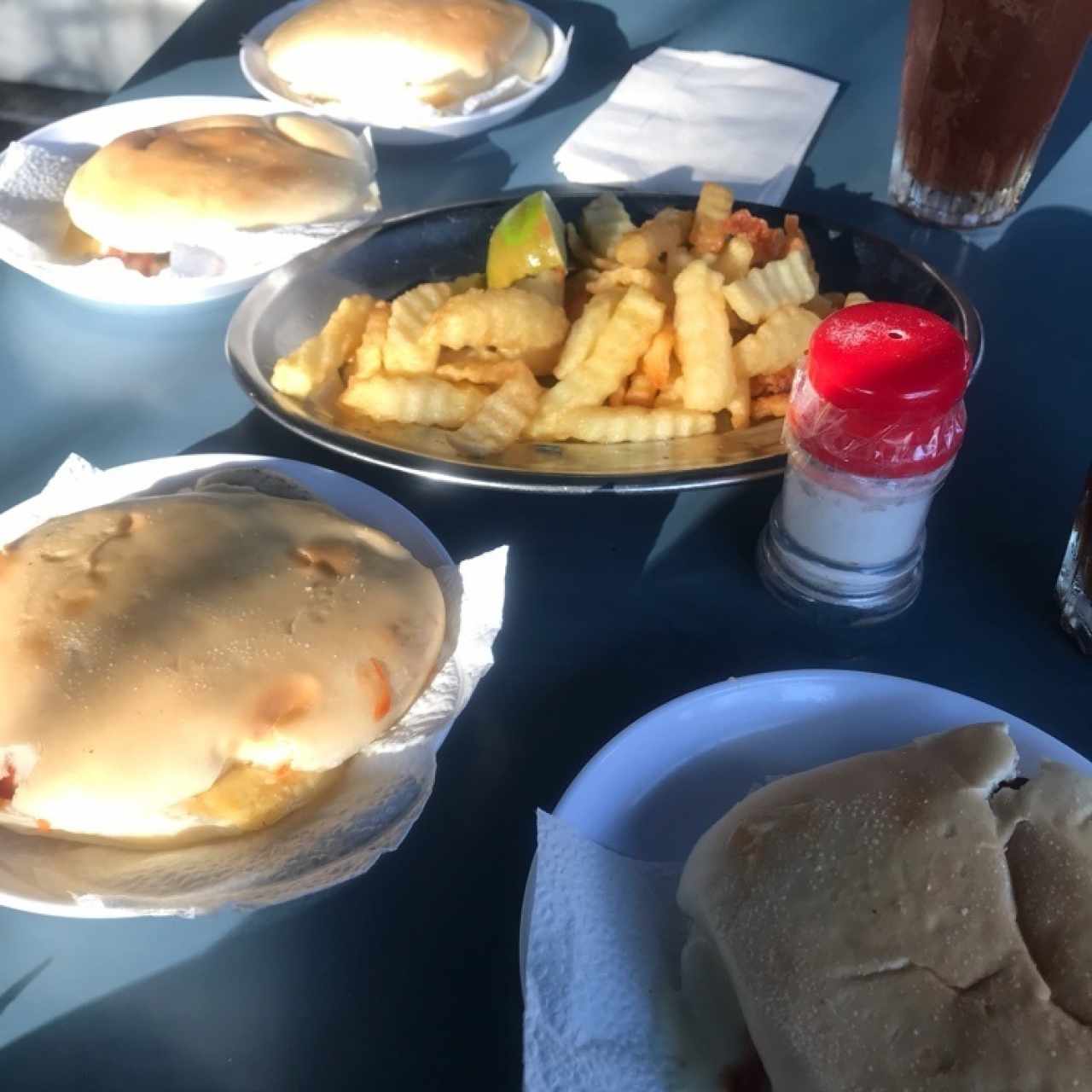 hamburguesas con queso y racion de papas