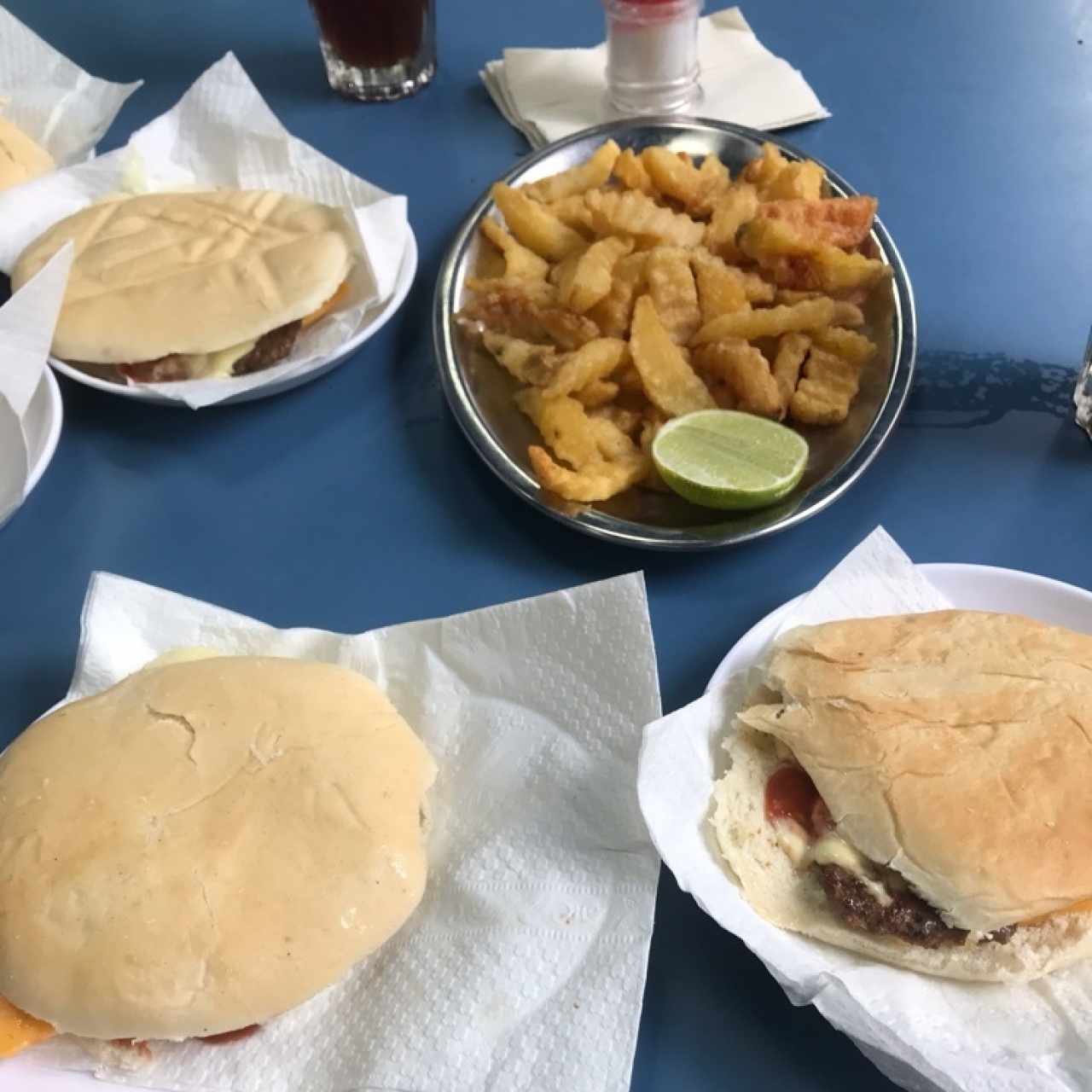 hamburguesas sencillas con queso y papas 
