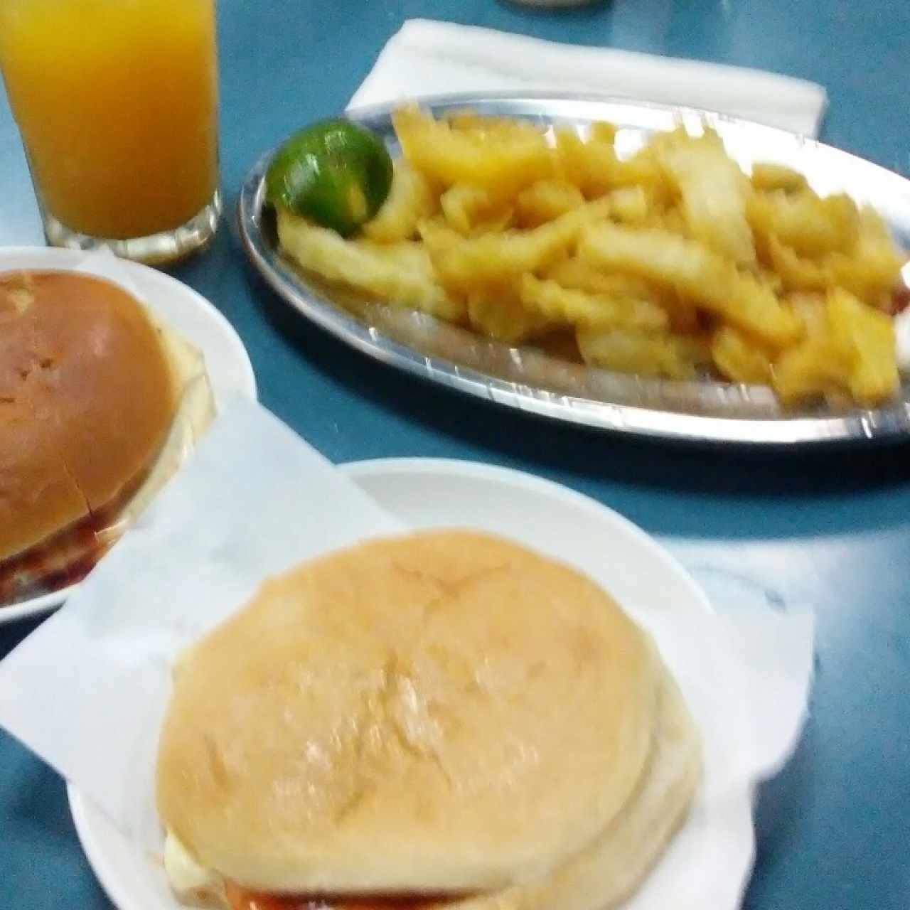 hamburguesas con queso, papas fritas con limon y naranjada