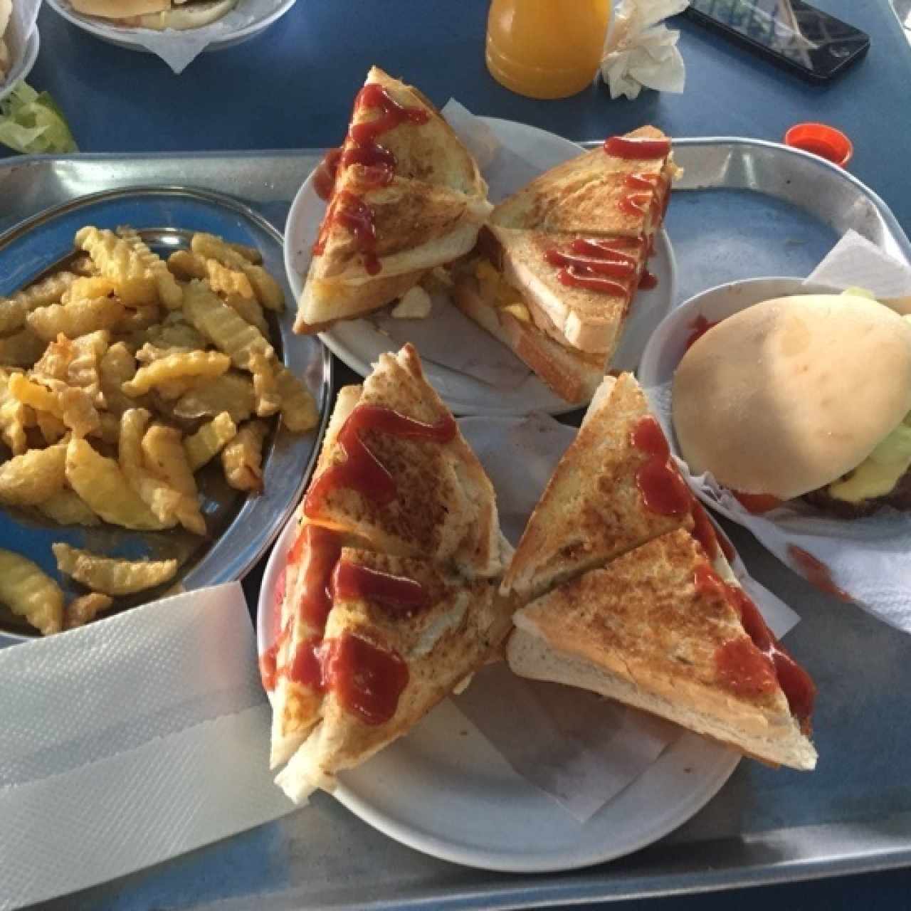 racion de papas fritas, club house y hamburgursa especial! 