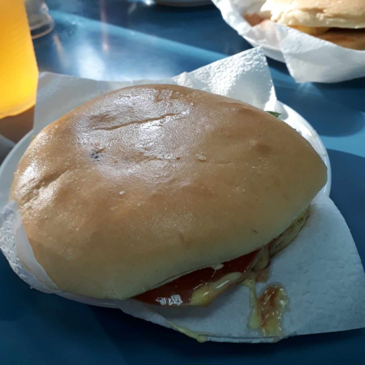 Hamburguesa con queso y ensalada