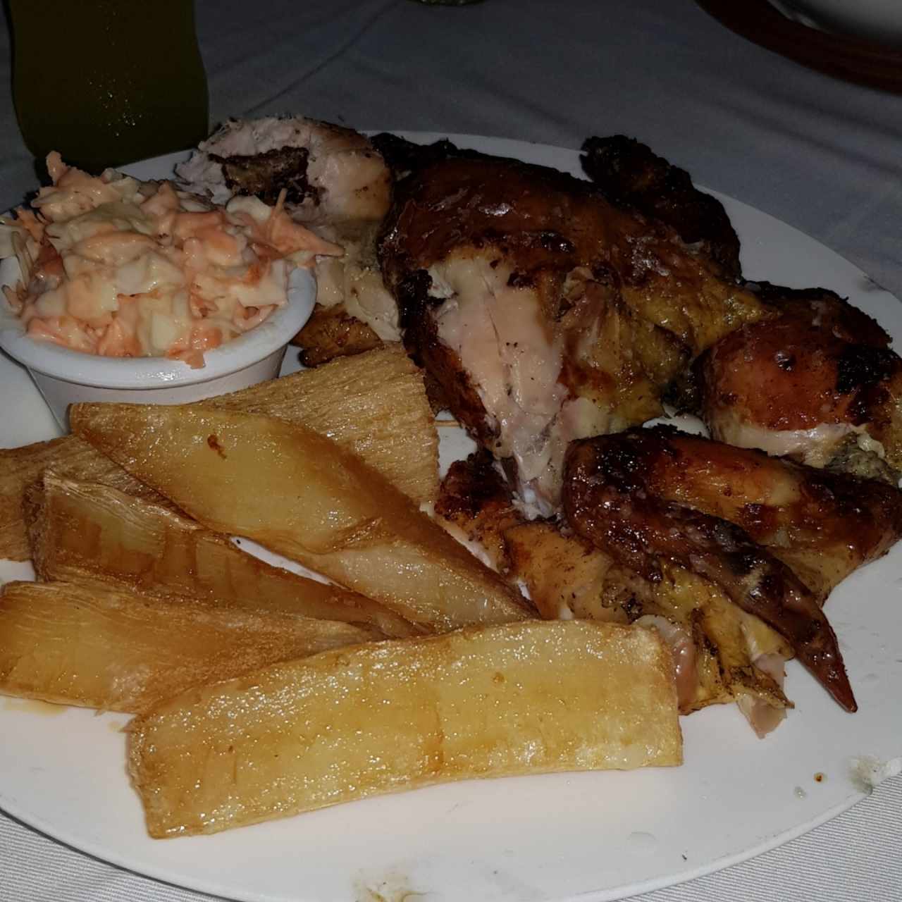 1/2 pollo con yuca y ensalada