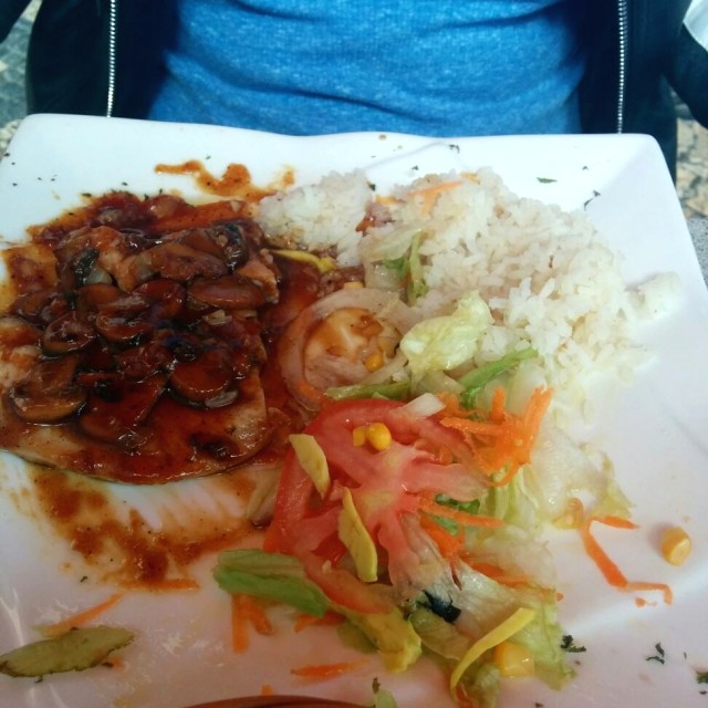 Pollo en salsa de champiñones