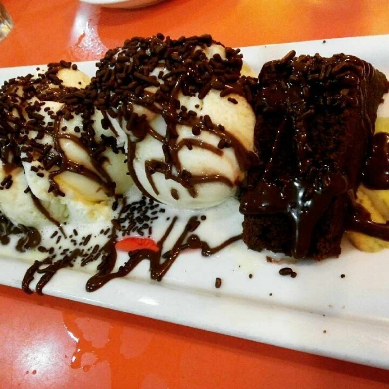 Brownie con helado 