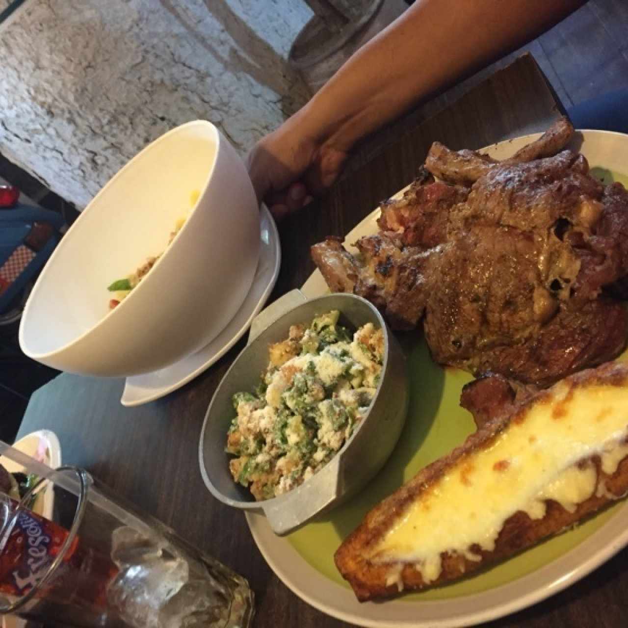 solomo con platano y ensalada cesar 