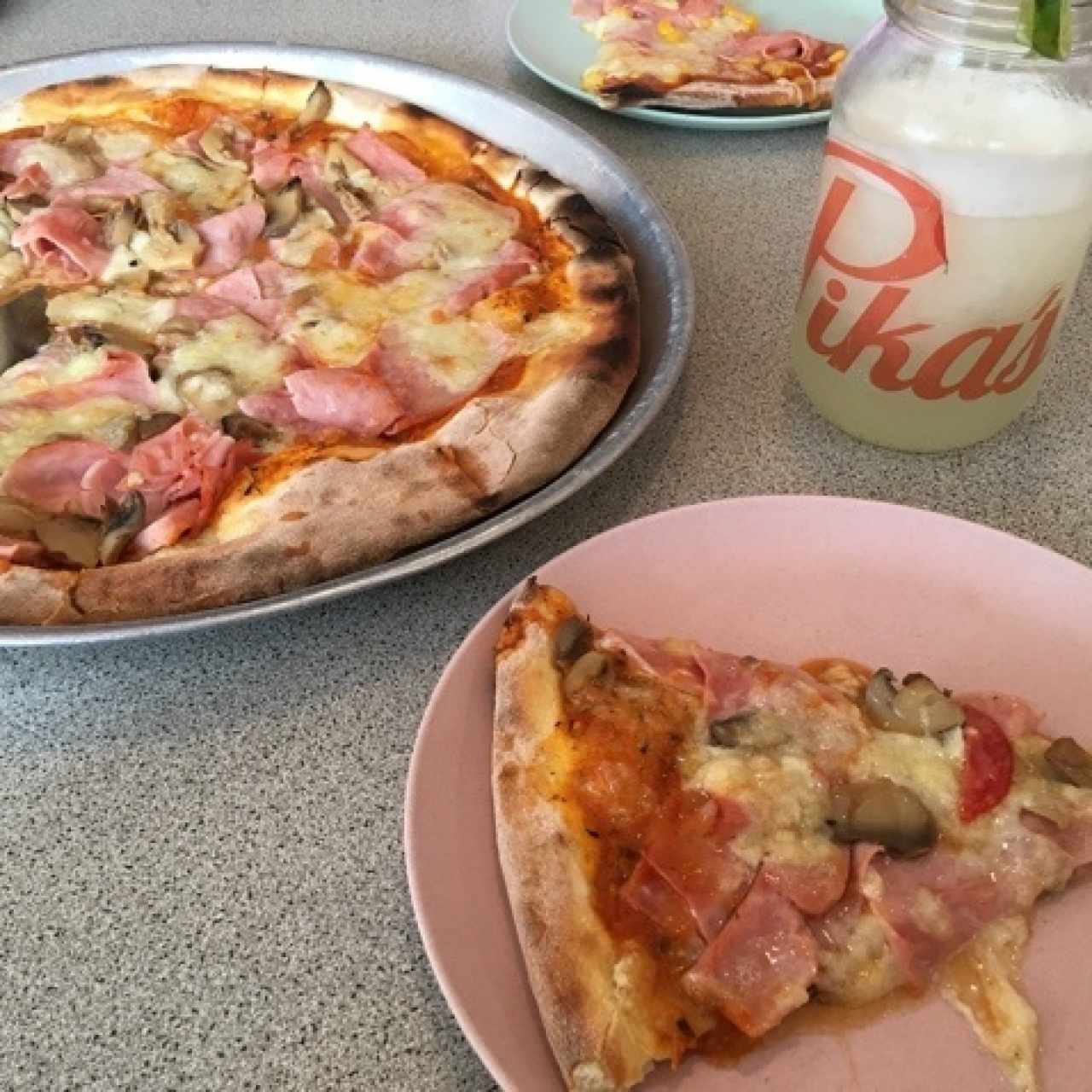 Prosciutto Funghi y limonada!