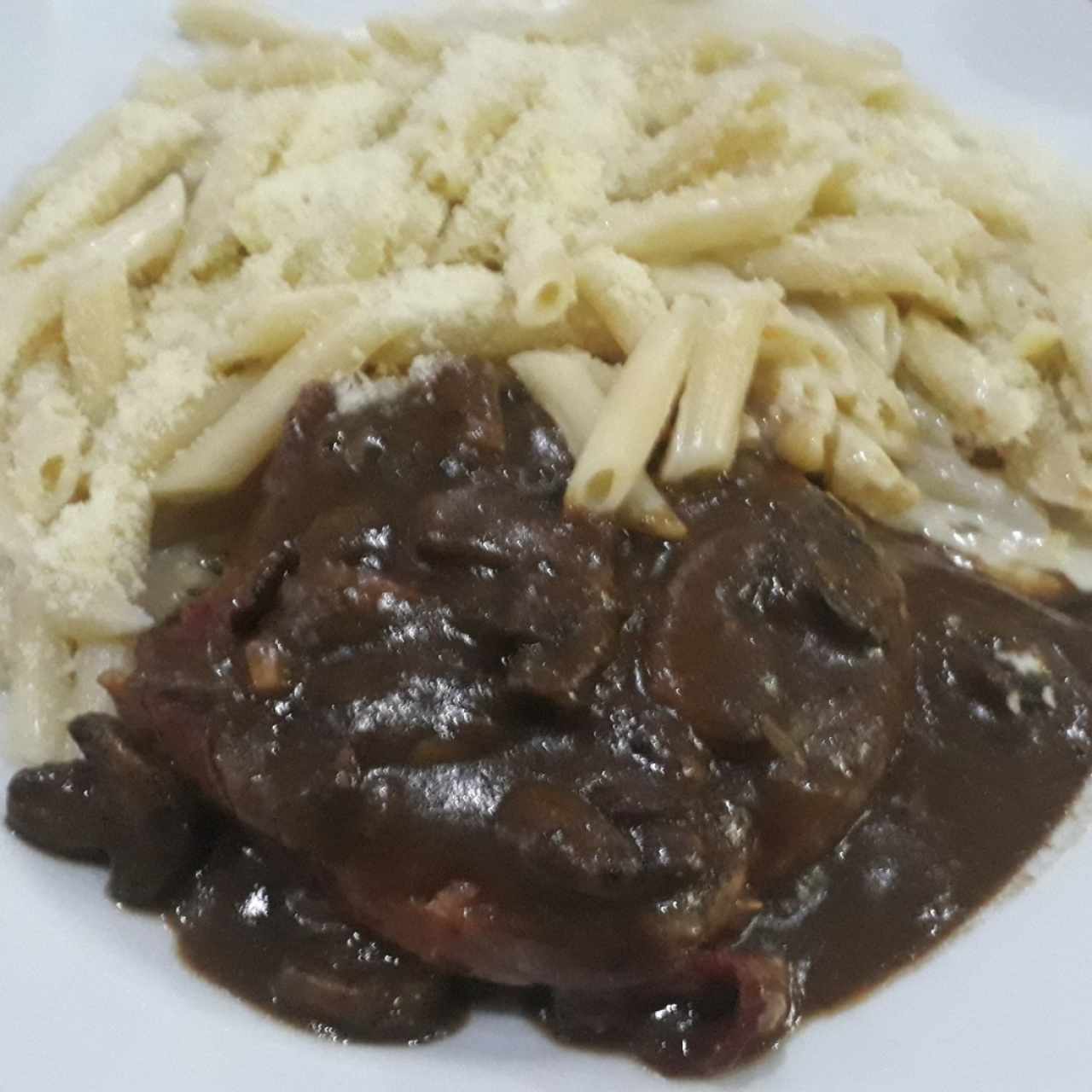 Filet Mignon de pollo con pasta 4 quesos.