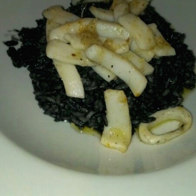 Risotto en tinta de calamar con calamares
