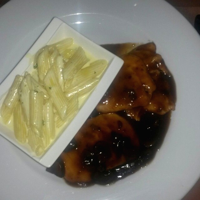 Escalopina de Pavo con salsa de licor marsala y hongos.