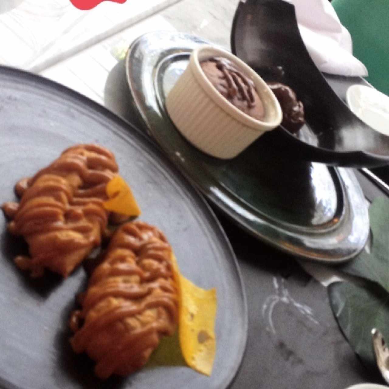 eclers de dulce de leche y fondat de chocolate 