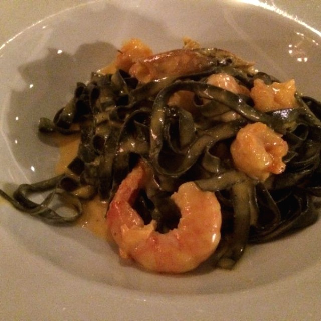Linguini Nero con Langostinos en salsa de azafran