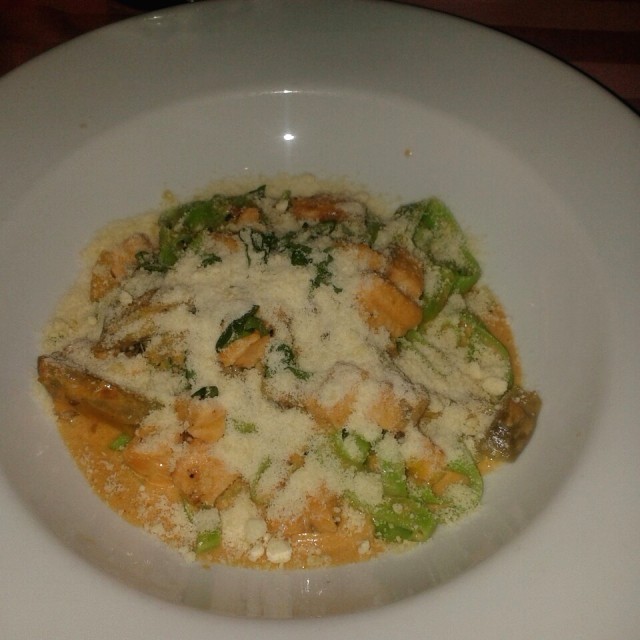Fetuchines en salsa de salmon y alcachofas