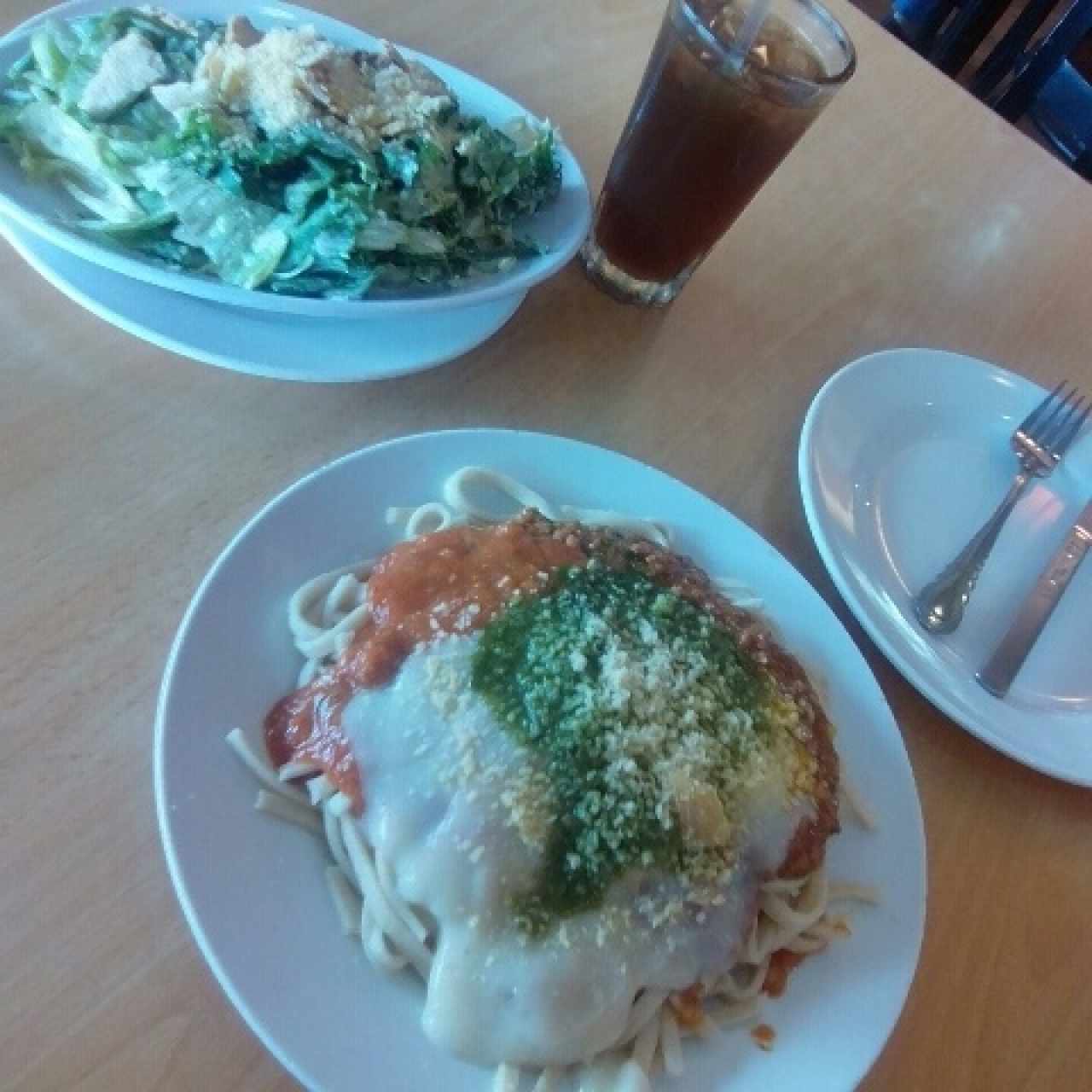 Pasta Rica (Bologna+Pesto+Salsa Blanca) con ensalada Cesar.