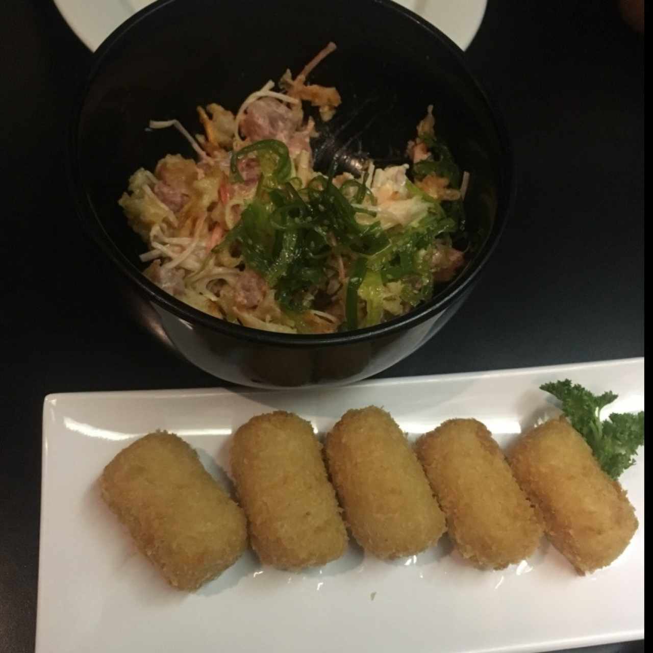 ensalada neptuno, croquetas de cangrejo 