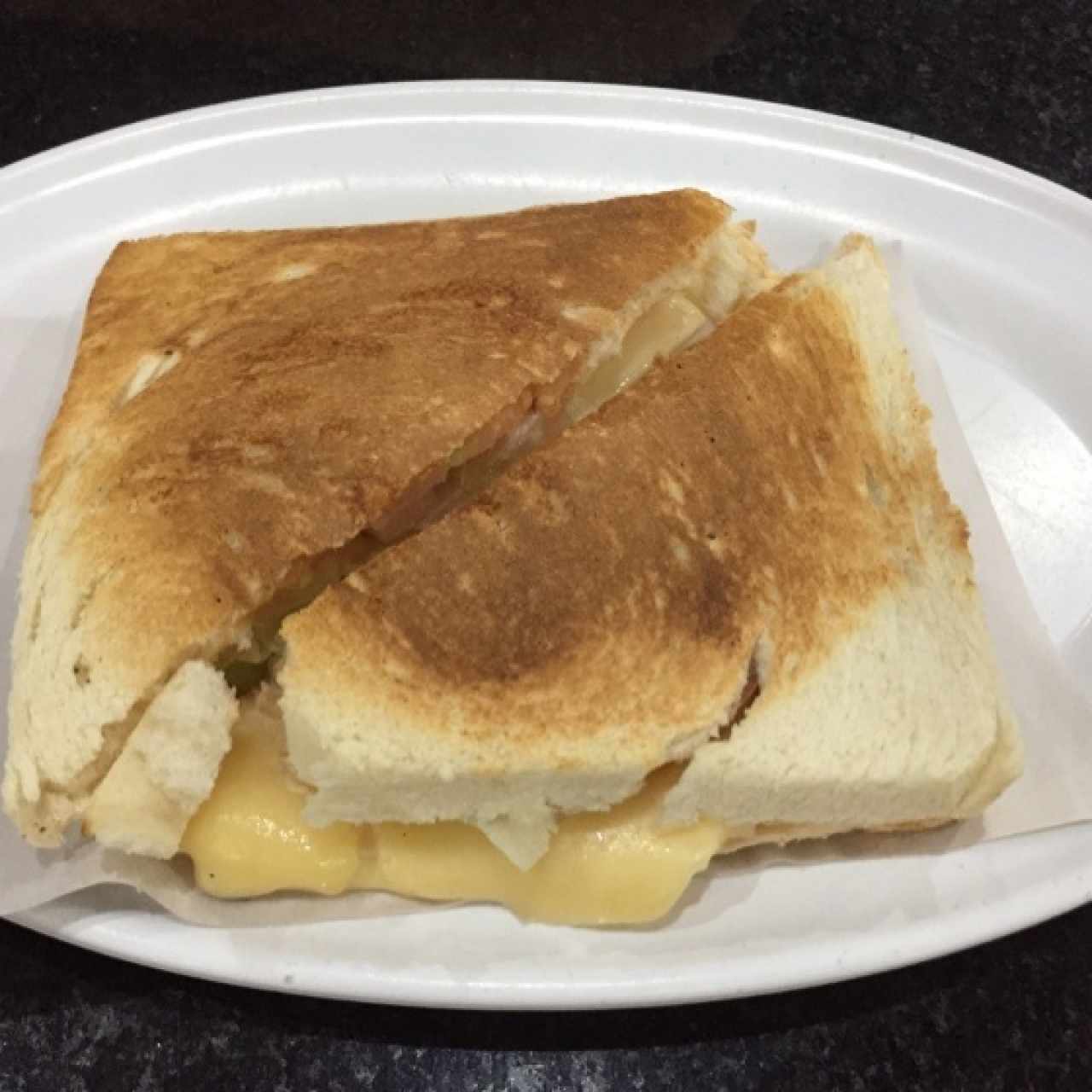 Rico Sandwich de Jamon y Queso Amarillo, muy bueno..!