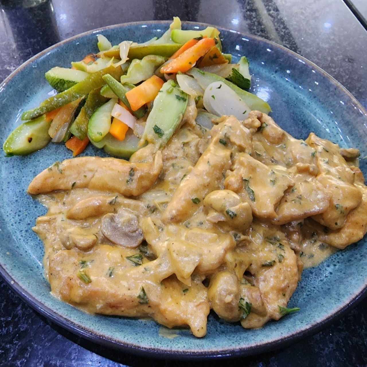 Strogonoff de pollo + vegetales salteados